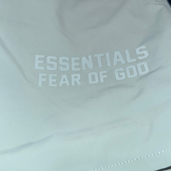 essentials short - Picture 3 of 4